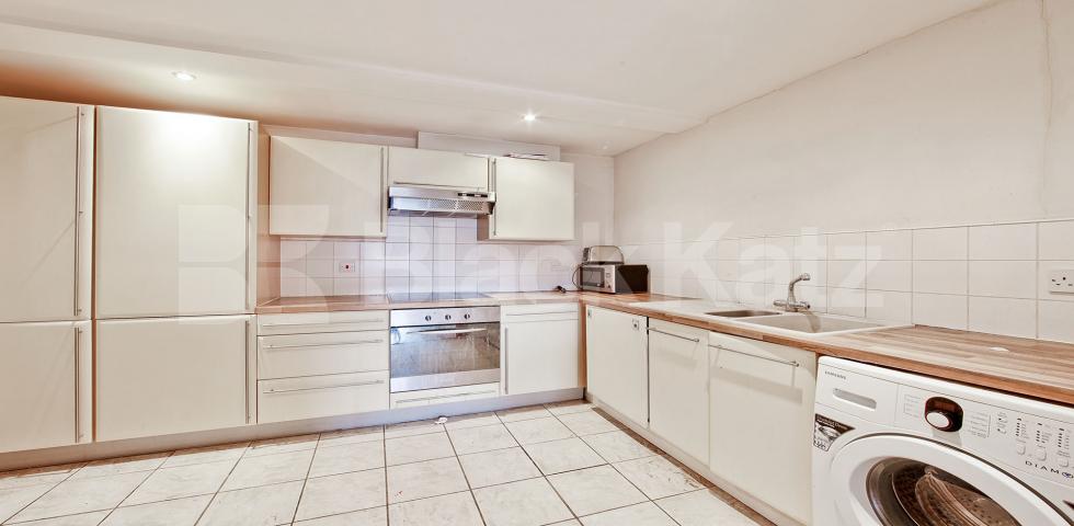 			NEW INSTRUCTION , 2 Bedroom, 1 bath, 1 reception Apartment			 Totterdown Street, Tooting Broadway